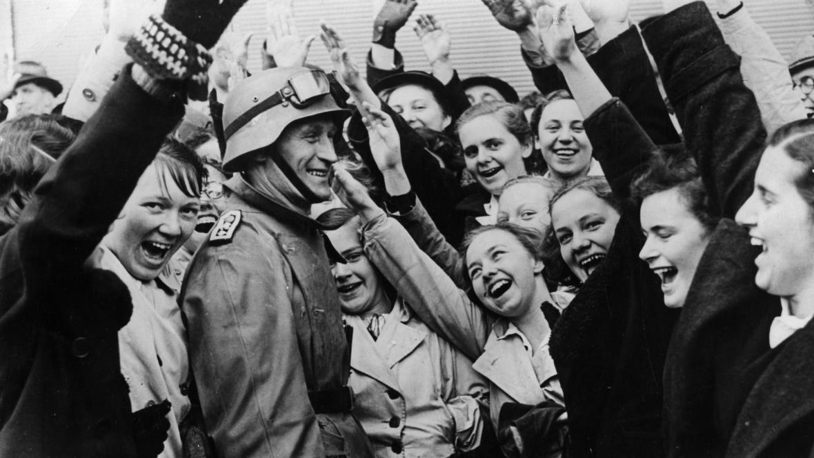 Немцы радуются. Аншлюс Австрии 1938. Аншлюс Австрии 1938 речь Гитлера. Счастливые немцы.